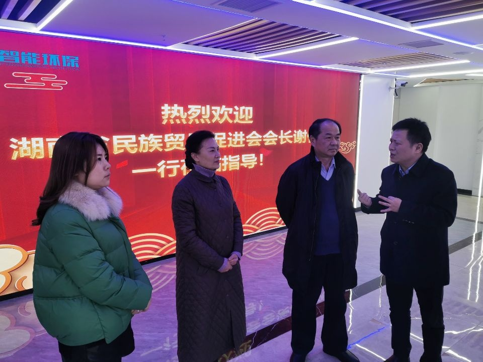 湖南九九智能環(huán)保股份有限公司董事長劉黎明（右一）向調(diào)研組介紹企業(yè)發(fā)展情況